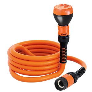 Tubo estensibile accessoriato. Con il passaggio dell’acqua, il tubo si estende fino a raddoppiare la sua lunghezza (con pressione ideale di 3 bar - lunghezza max. 15 m). Dopo l’uso il tubo si ritira da solo. Super leggero, ideale per usi non intensivi come campeggio, nautica, giardini e terrazzi. Raccordi Quick-Click con estremità flessibile anti strozzatura per un utilizzo agevole in ogni direzione. Resistente ai raggi UV. Lancia multifunzione dotata di 5 getti: doccia, concentrato, nebulizzato, conico, piatto (+ 1 posizione OFF). Temperatura di utilizzo da -10 a + 50 °C. Pressione max di utilizzo: 5 bar.

